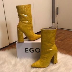 Laura Boot Yellow croc US 7 brand new